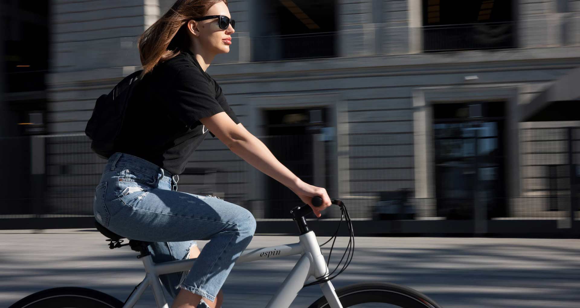 Junge Frau auf Fahrrad
